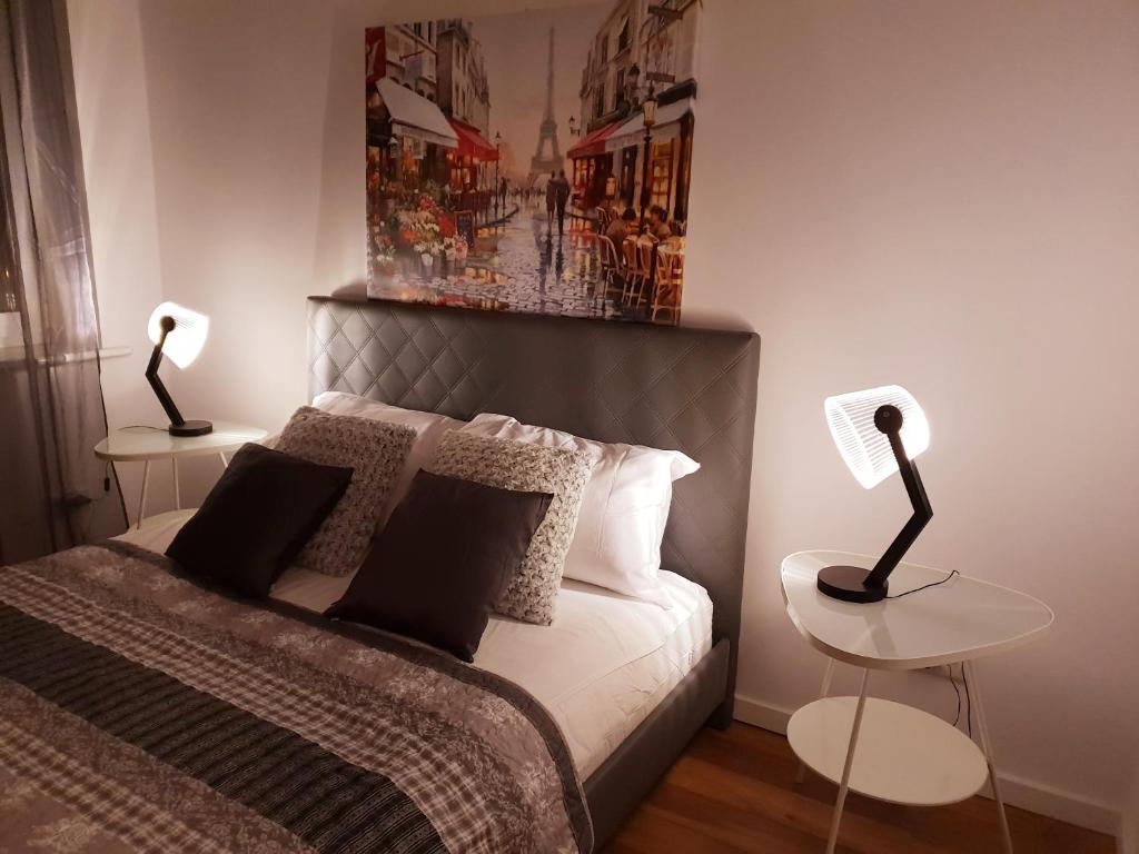 sypialnia z łóżkiem i 2 lampkami na stołach w obiekcie Apartament AltePost w mieście Żary