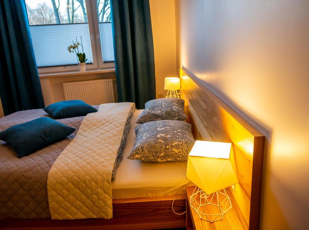 Posteľ alebo postele v izbe v ubytovaní Apartament Przy Deptaku