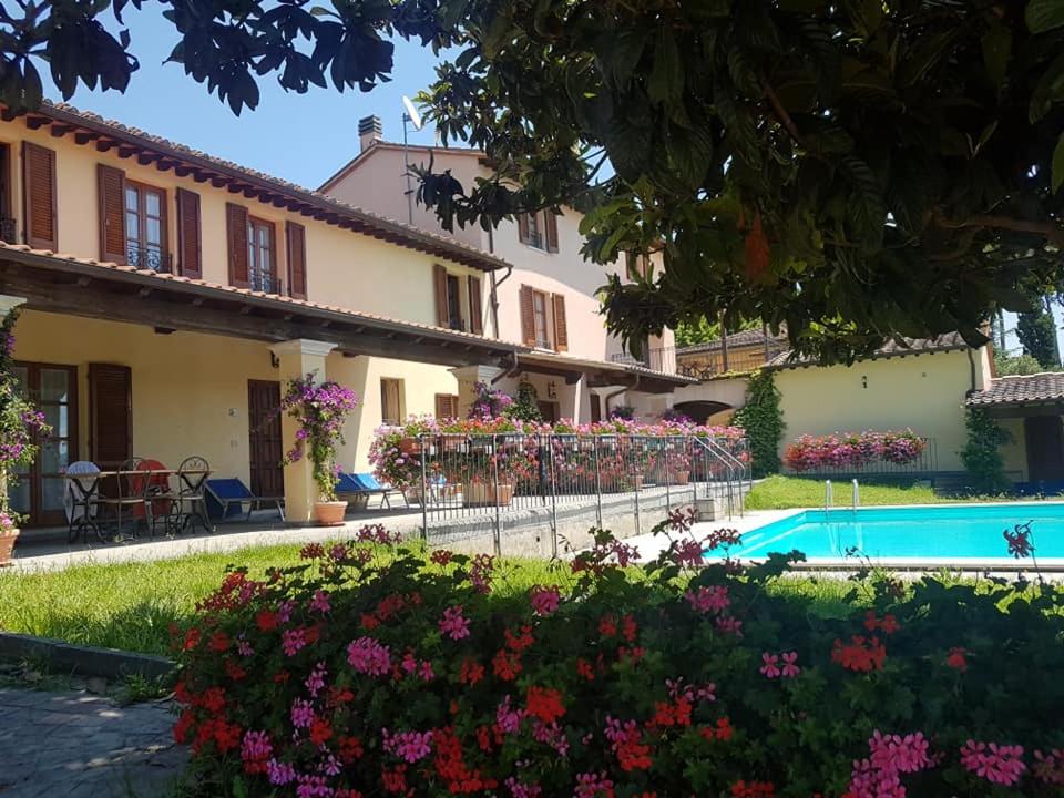 une maison avec un jardin et une piscine dans l'établissement RESIDENCE IL VIGNETO, à Lari