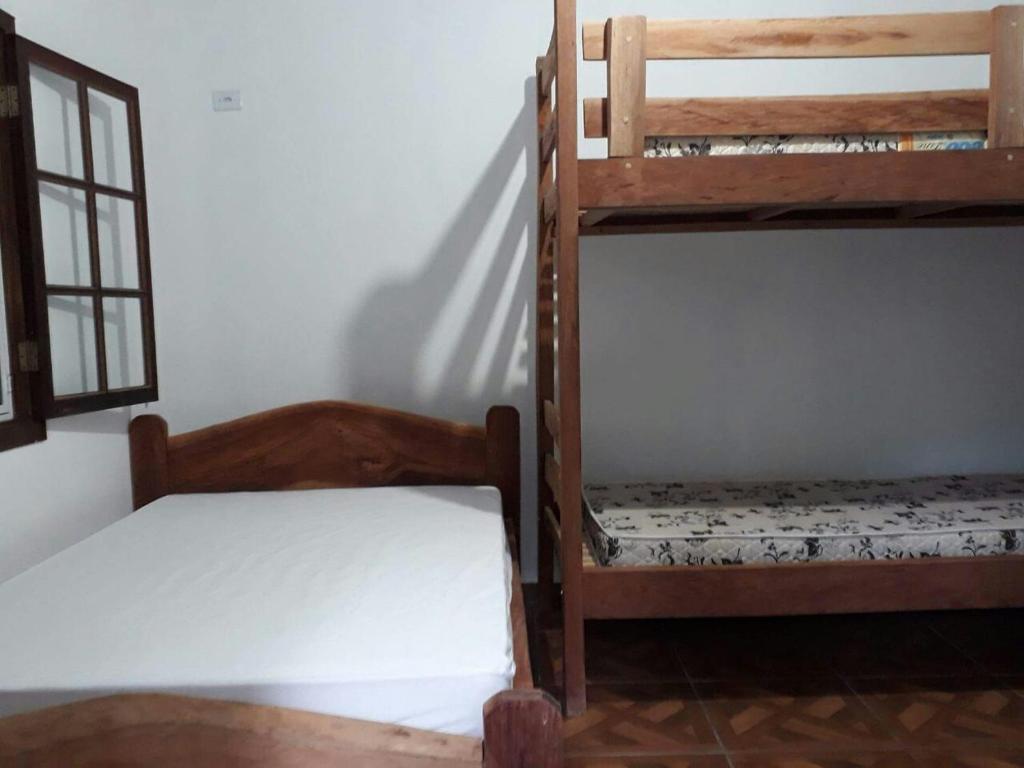 Uma ou mais camas em beliche em um quarto em Serra e Mar