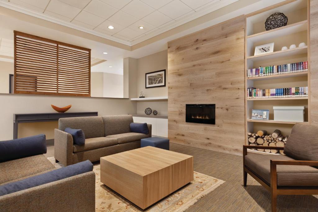 Posezení v ubytování Country Inn & Suites by Radisson, Seattle-Bothell, WA