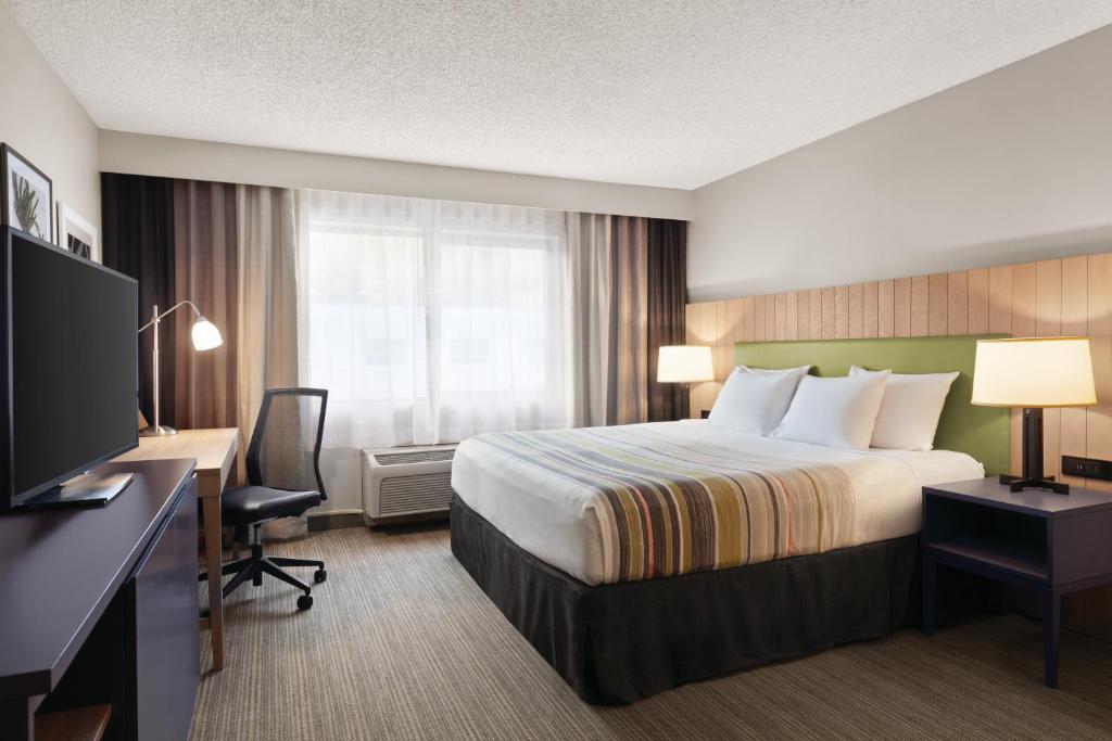 Postel nebo postele na pokoji v ubytování Country Inn & Suites by Radisson, Seattle-Bothell, WA