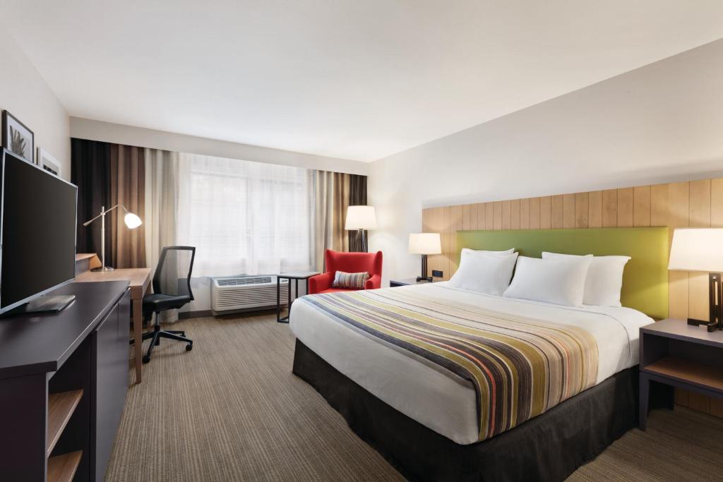 TV a/nebo společenská místnost v ubytování Country Inn & Suites by Radisson, Seattle-Bothell, WA