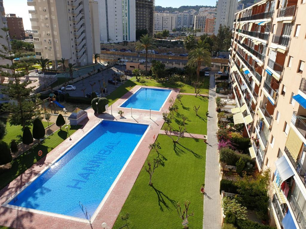 una vista aérea de una piscina en una ciudad en FMM Estudios Hannibal Benidorm Playa, en Cala de Finestrat