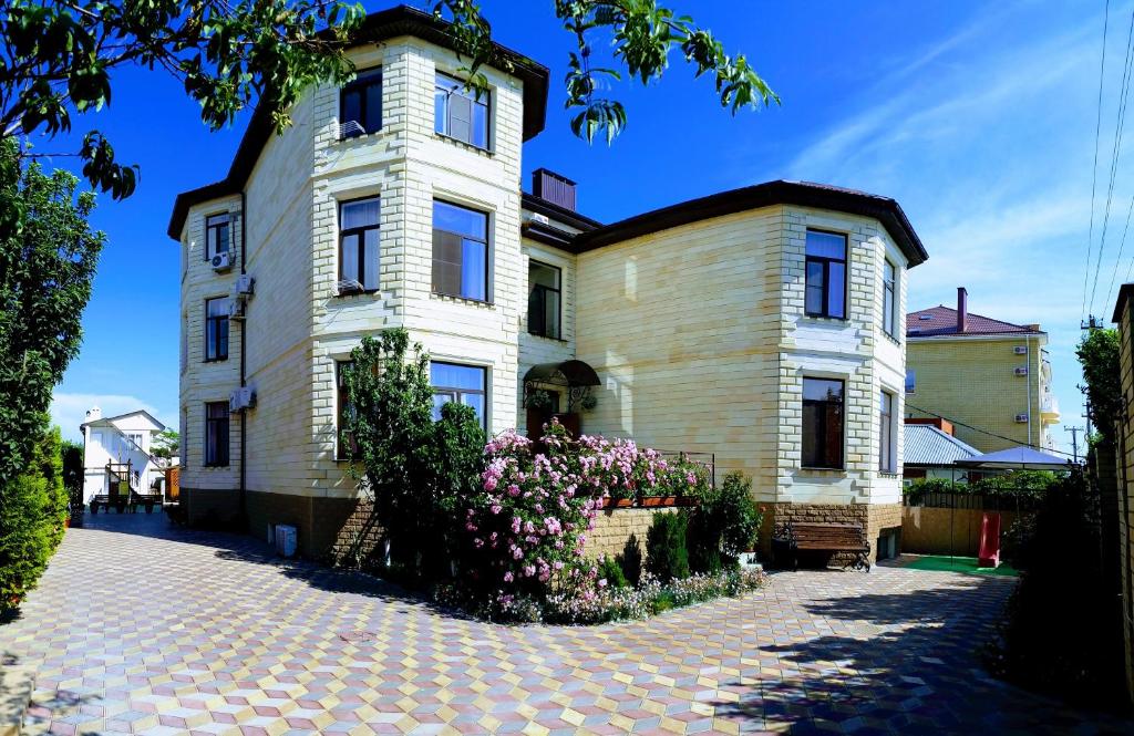 ブラゴヴェシェンスカヤにあるGuest house Bugazの時計塔のある大きな白い家