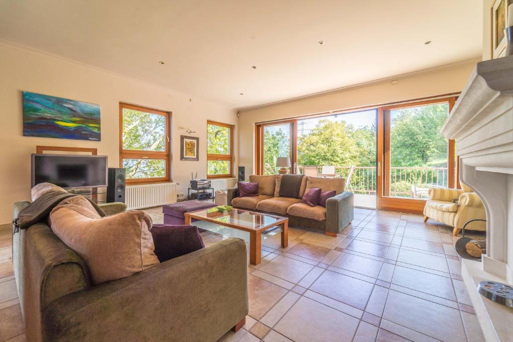 A seating area at Luxury Green Villa