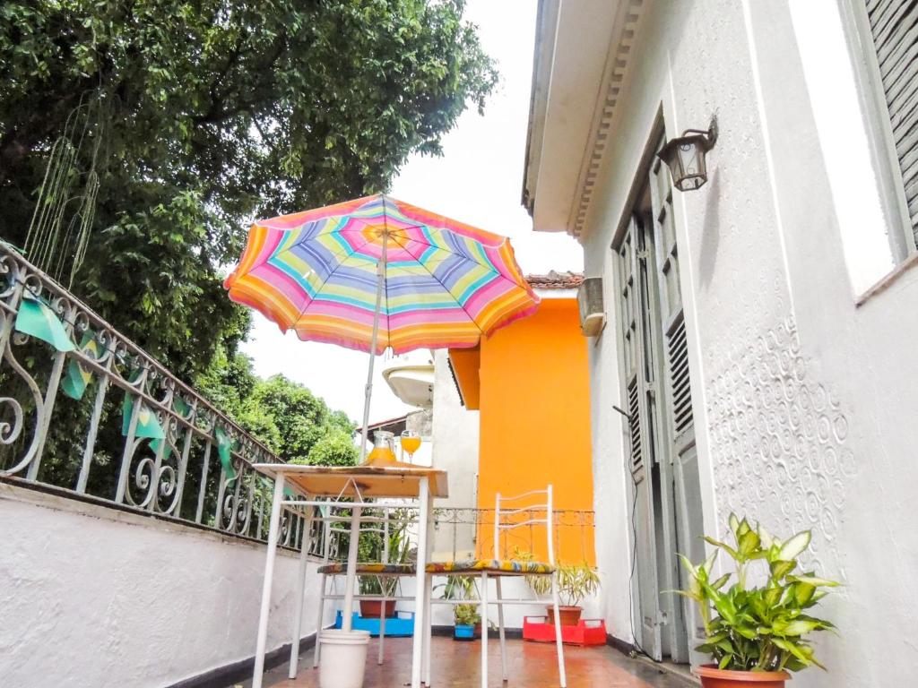 una sombrilla colorida en el balcón de una casa en Hostel Recanto de Alegrias, sinta se em casa !, en Río de Janeiro