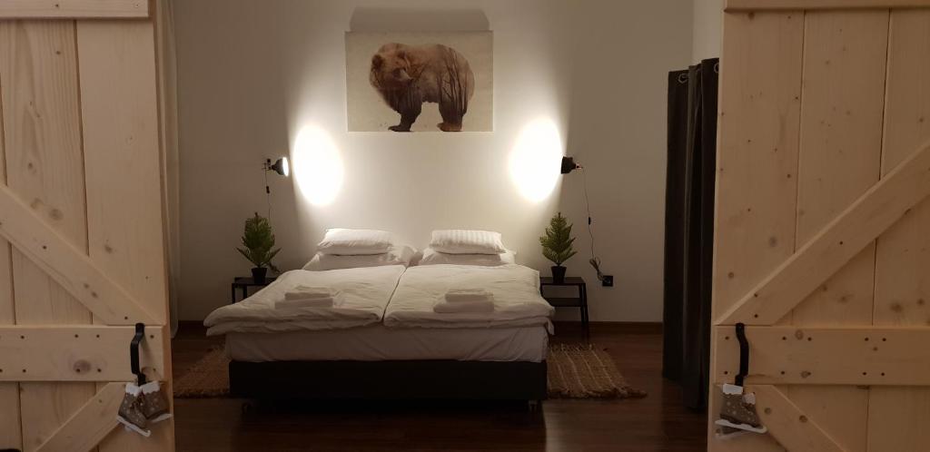 sypialnia z dwoma łóżkami i zdjęciem słonia w obiekcie APARTAMENTY NAD CAFE w mieście Ustrzyki Dolne
