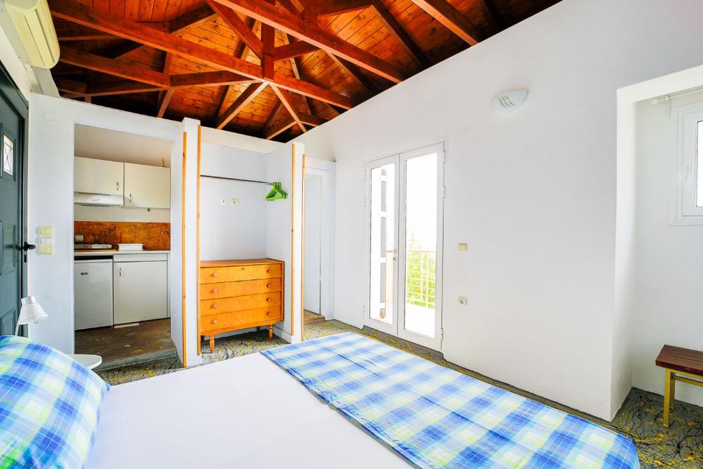 Postel nebo postele na pokoji v ubytování Art Studio Kefalonia