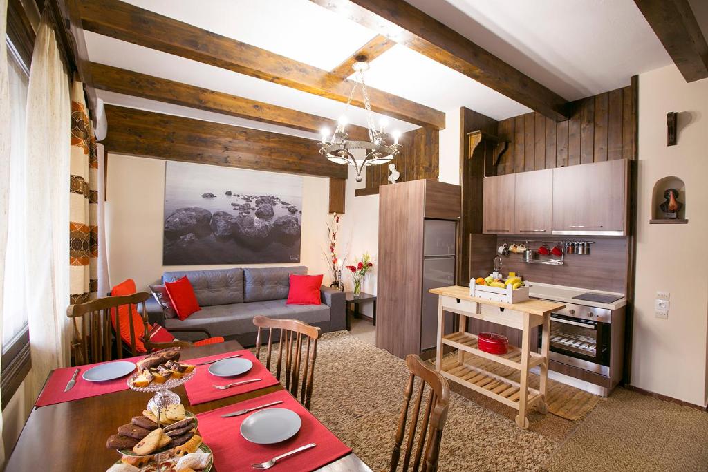 Il comprend une cuisine et un salon avec une table et un canapé. dans l'établissement Spacious Apartment Next To Metro - Marousi, à Athènes