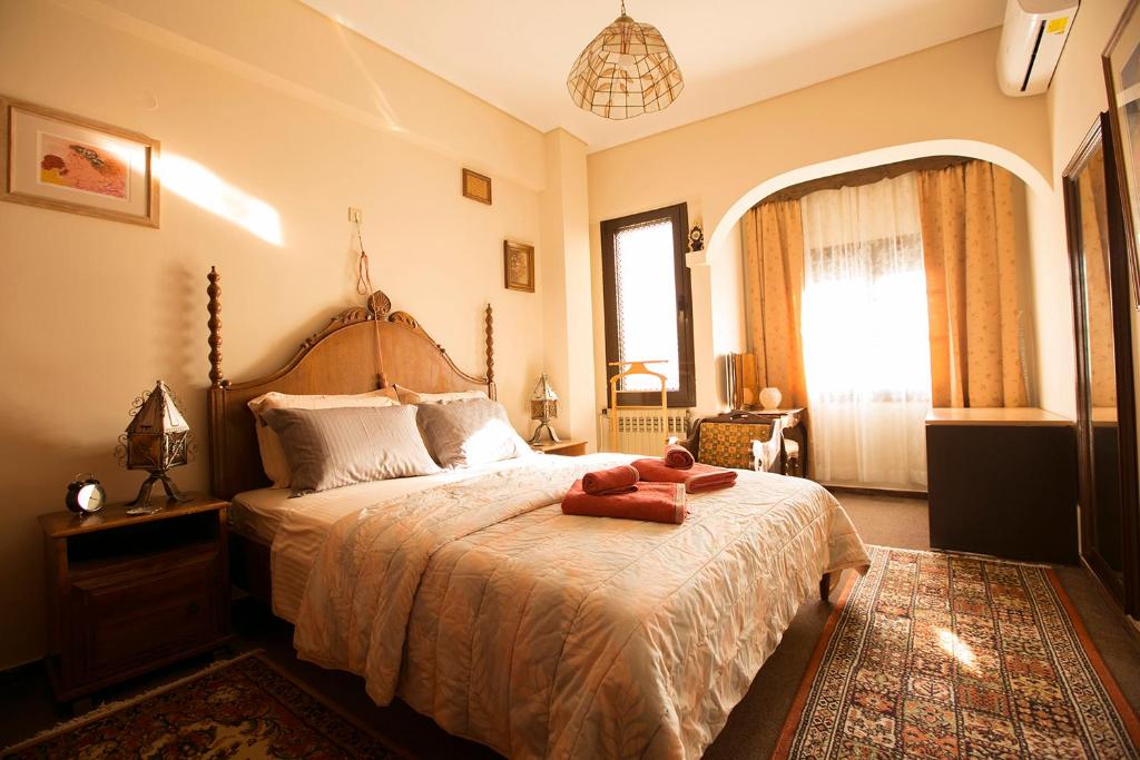Łóżko lub łóżka w pokoju w obiekcie Spacious Apartment Next To Metro - Marousi