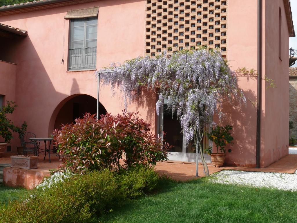 A garden outside Agriturismo Podere La Casa