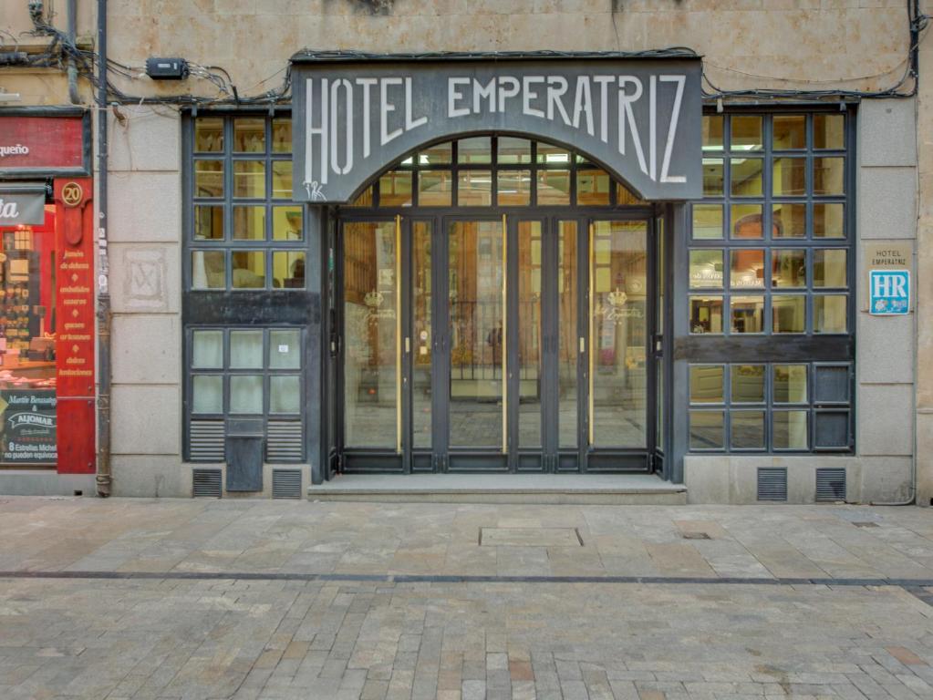 a hotel entrance with a sign over the door at Emperatriz II in Salamanca