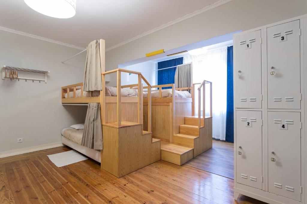 Uma ou mais camas em beliche em um quarto em Lisboa Central Hostel