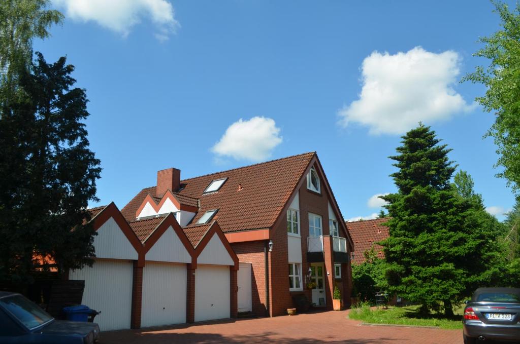 une grande maison en briques avec un toit brun dans l'établissement Gästehaus Vigliarolo, à Elmshorn