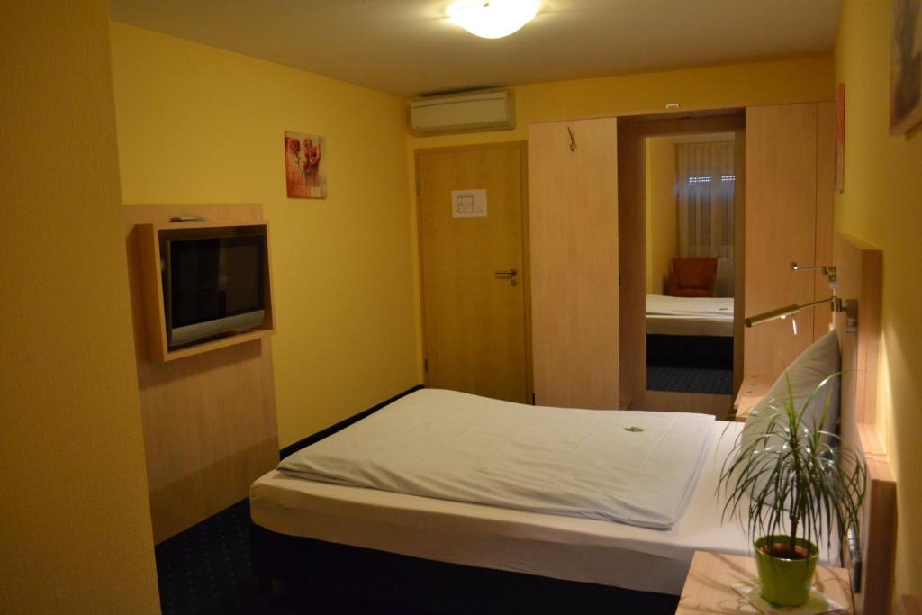Postel nebo postele na pokoji v ubytování Landgasthof Hock