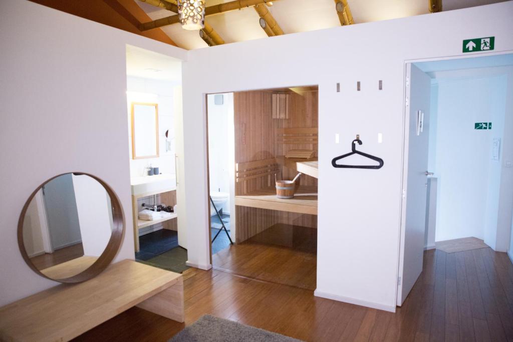 een kamer met een spiegel en een badkamer bij BNB Nest in Gent