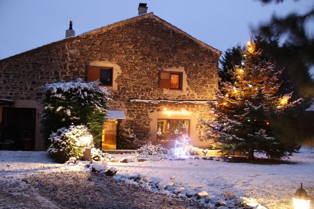 a house with christmas lights in front of it at Chambres d&#39;hôtes les Etoiles in Mareugheol