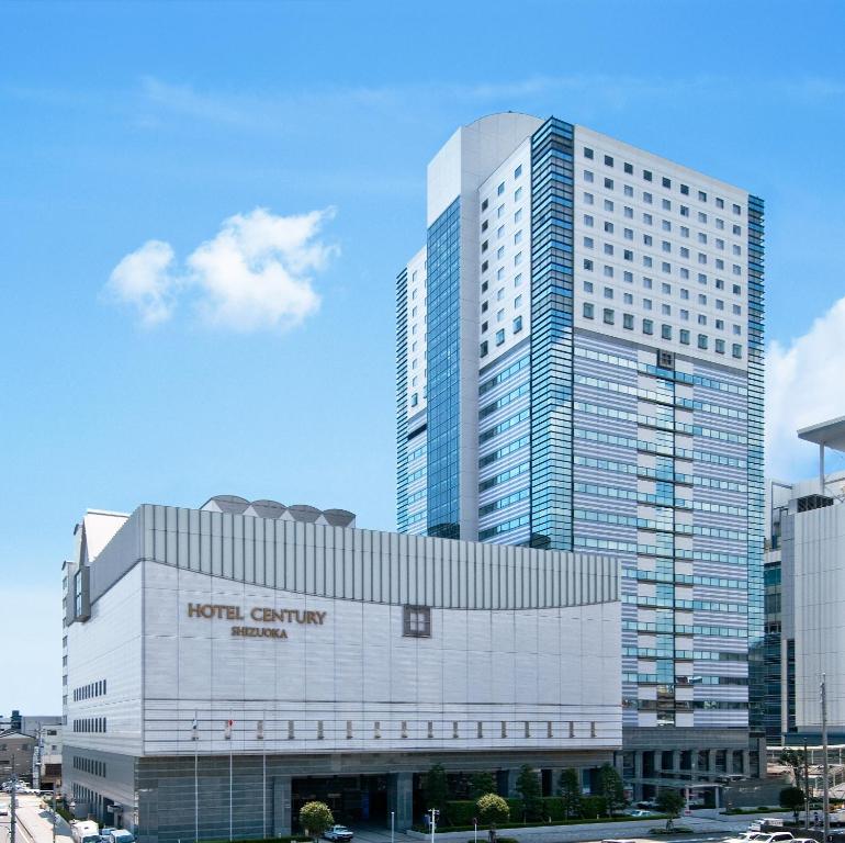 靜岡的住宿－HOTEL GRAND HILLS SHIZUOKA，停车场前高楼