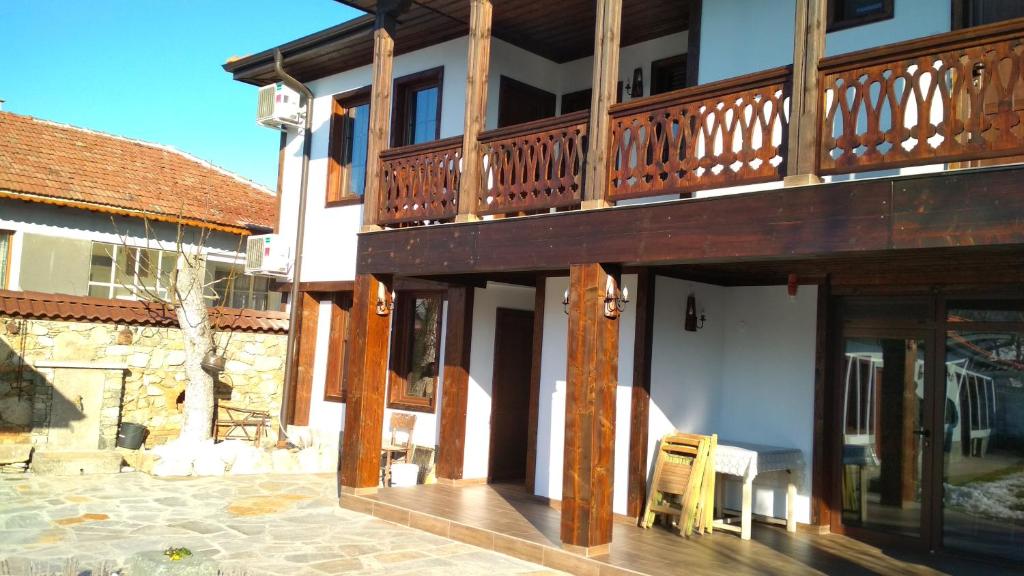 Balkón nebo terasa v ubytování Боримечковата къща