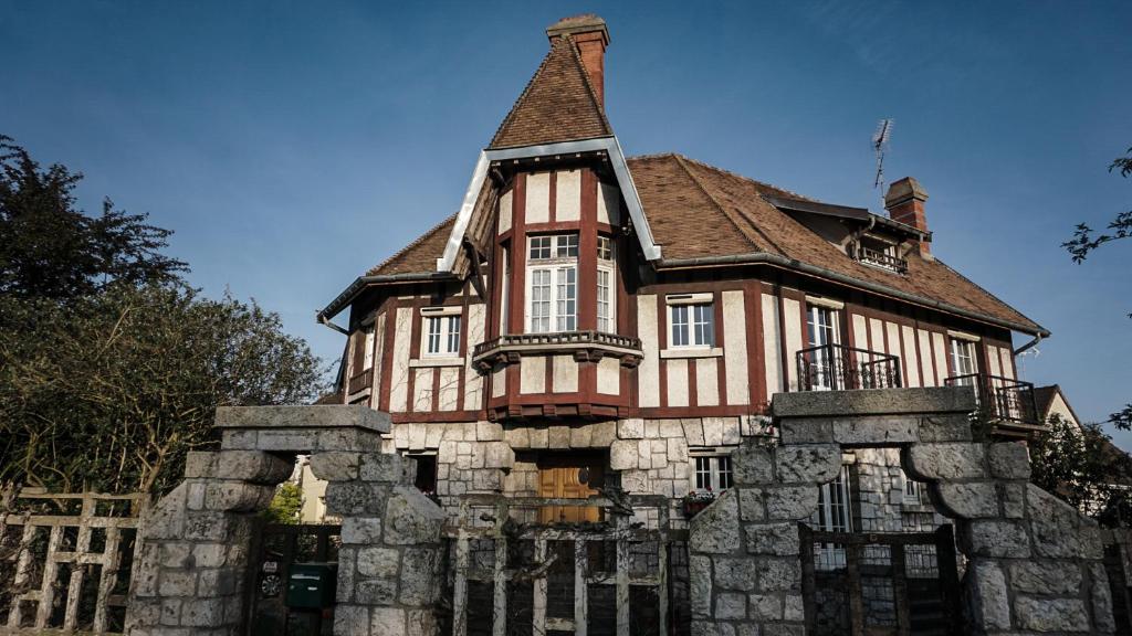 une vieille maison avec une tour en haut dans l'établissement Apakabar Homestay - ambiance balinaise, parking privé, Netflix,, à La Rochette