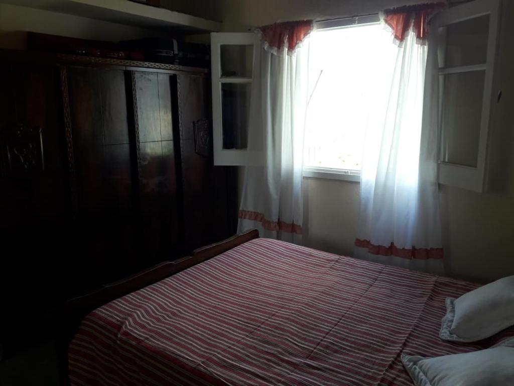 1 dormitorio con 1 cama frente a una ventana en Rancho Don Juan en 