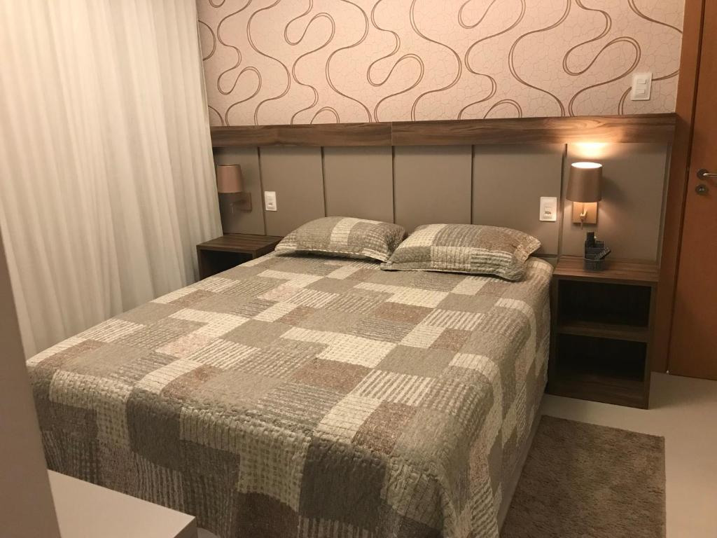 een slaapkamer met een bed en twee kussens erop bij Residencial Ykutiba - H 02 - Imbassaí - Bahia - Brasil in Mata de Sao Joao