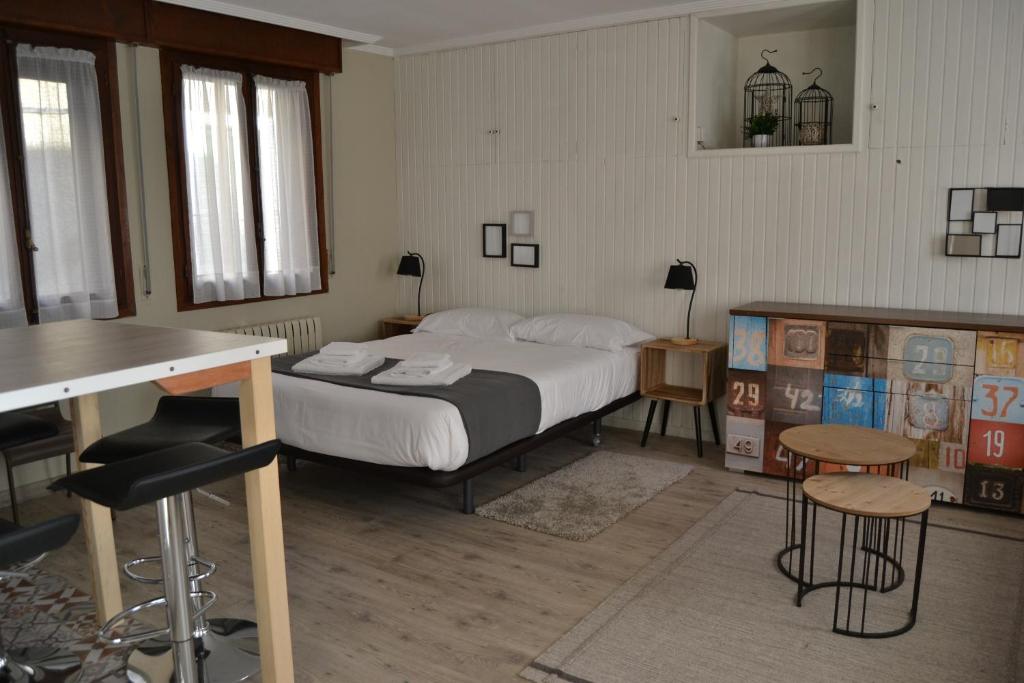 Säng eller sängar i ett rum på Tres Puentes Anguiano Apartamentos y Hostal