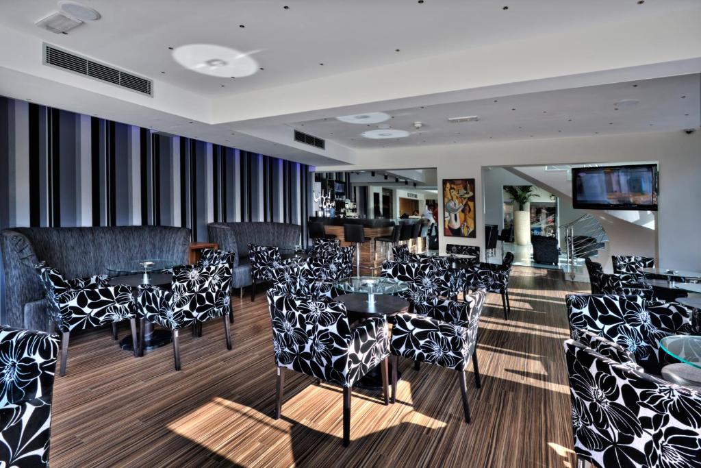 TV a/nebo společenská místnost v ubytování Livadhiotis City Hotel