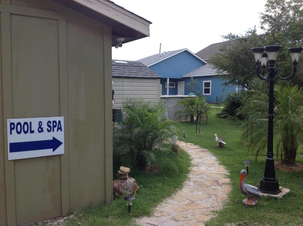 Um jardim no exterior de Come Friday Cottages