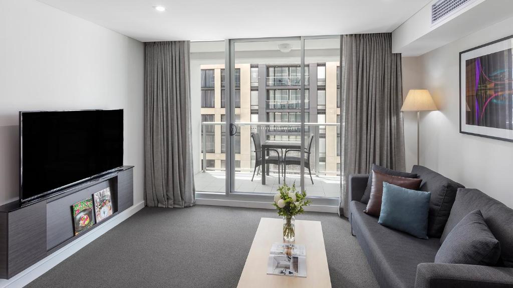 TV a/nebo společenská místnost v ubytování Oaks Adelaide Embassy Suites