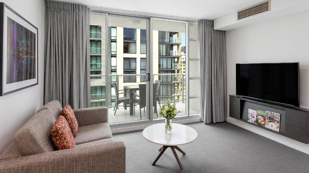 TV a/nebo společenská místnost v ubytování Oaks Adelaide Embassy Suites