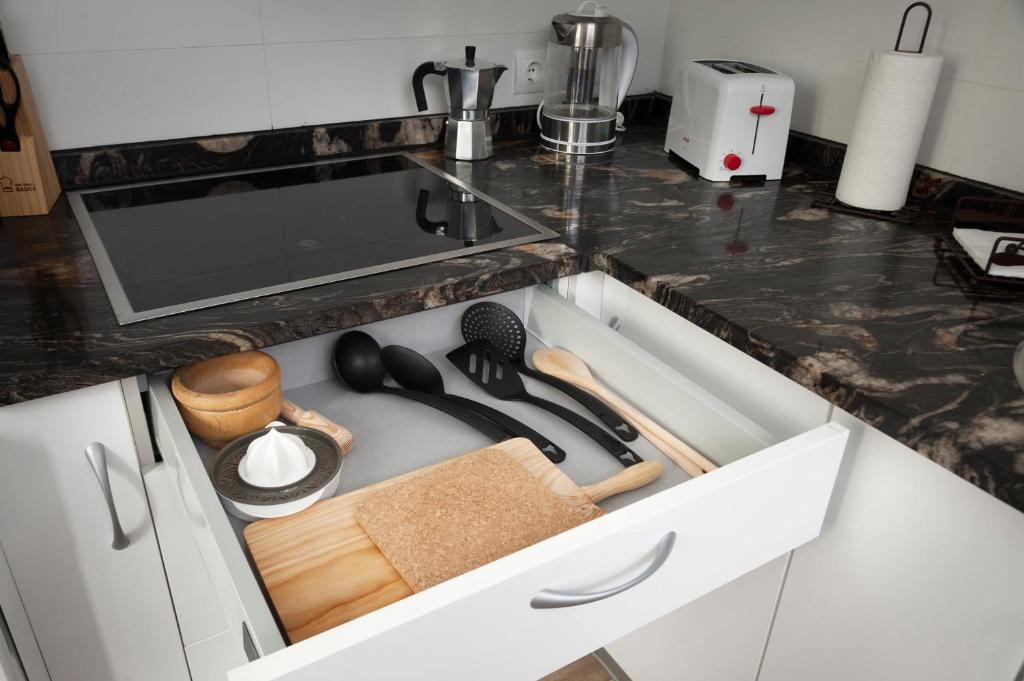 A kitchen or kitchenette at Apartamento Algalia Catedral