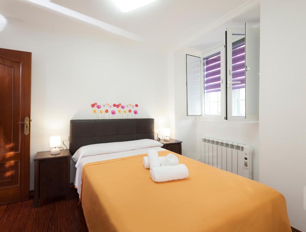 A bed or beds in a room at Apartamento Algalia Catedral