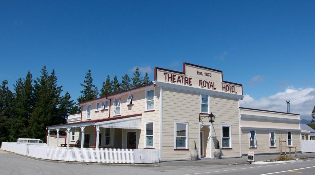 a theatre royal trust building on the corner of a street at Theatre Royal Hotel in Kumara