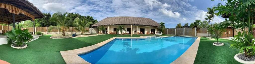 - une piscine dans une cour avec une maison dans l'établissement HIGALA Resort, à Panglao