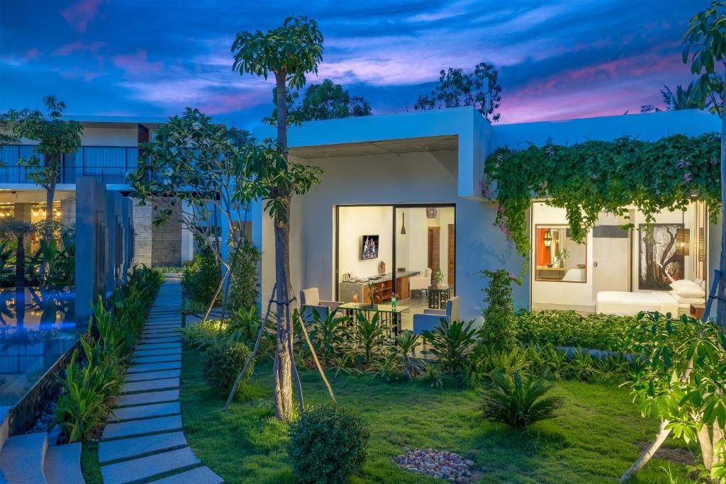 une villa avec une piscine au crépuscule dans l'établissement The Villa by Metta, à Siem Reap