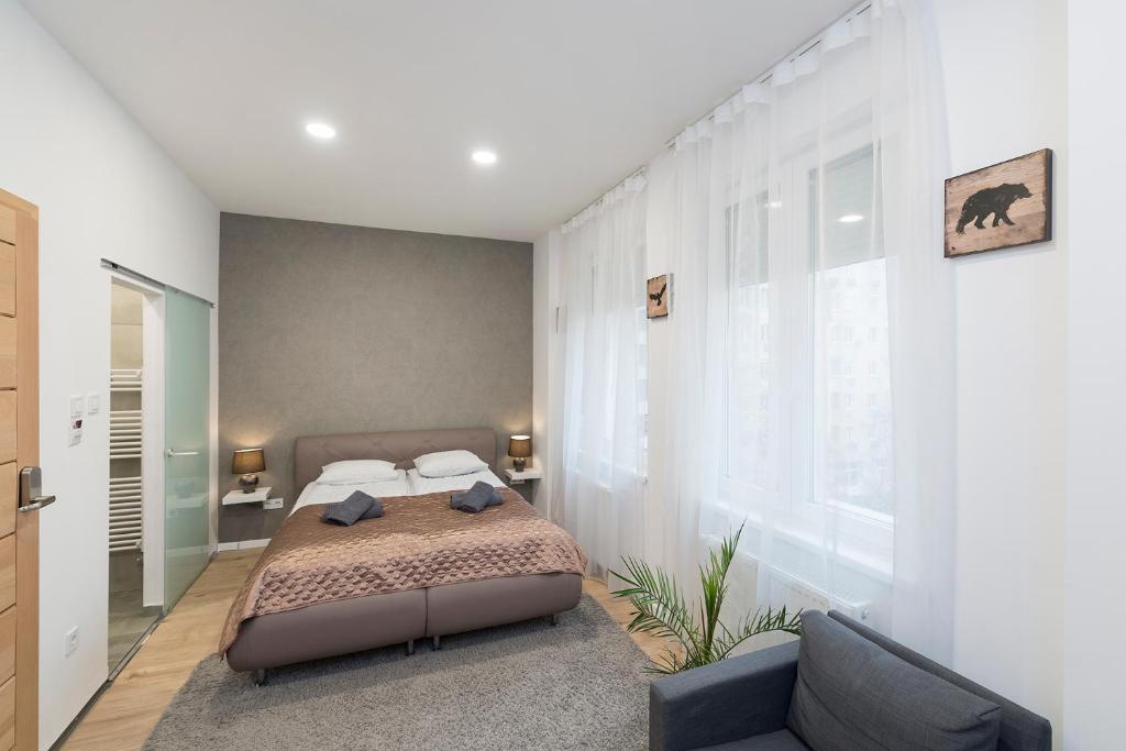 1 dormitorio con cama, sofá y ventana en Madach Apartment, en Budapest