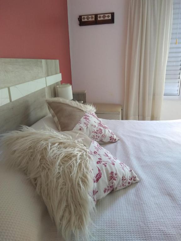 - un lit blanc avec 2 oreillers et une couverture blanche dans l'établissement BellaVista Departamento Temporario, à Paraná
