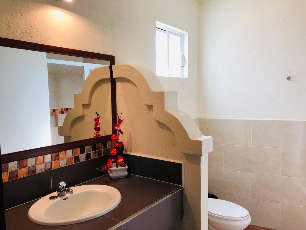 Koupelna v ubytování Hotel Hacienda Real
