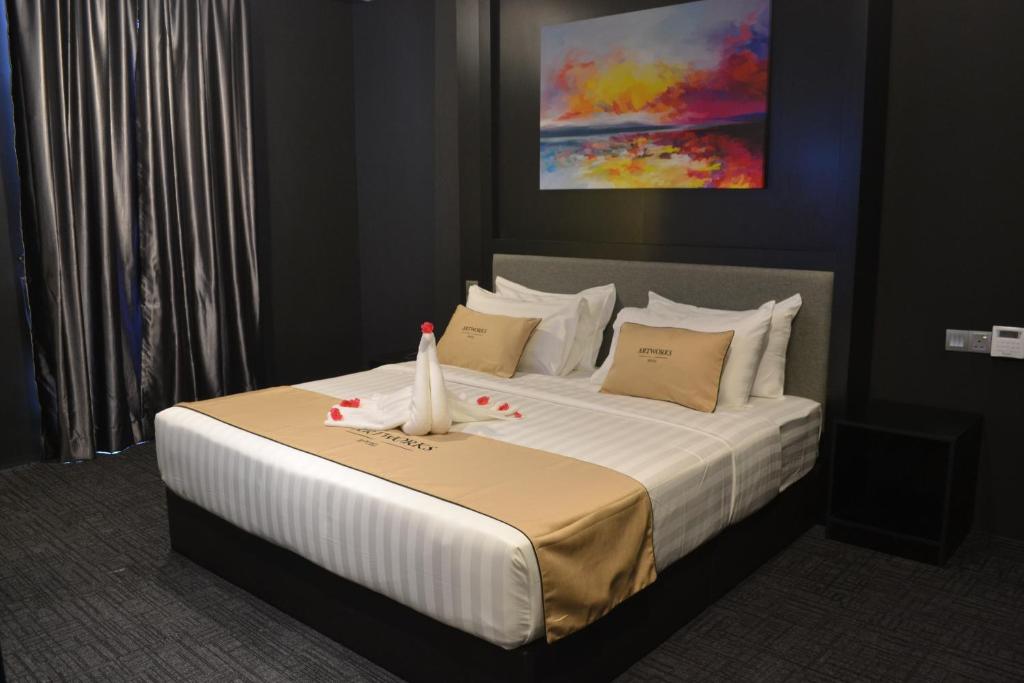 Postel nebo postele na pokoji v ubytování Artworks Hotel Ipoh