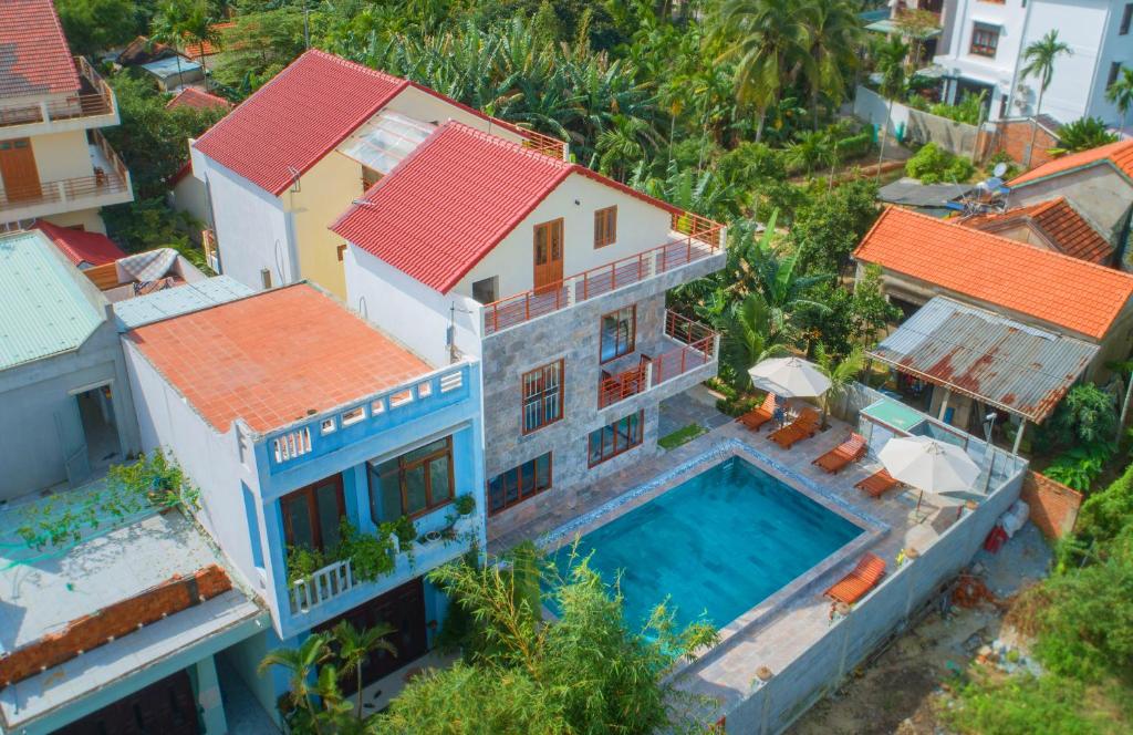 una vista aérea de una casa con piscina en Herbal Tea Homestay, en Hoi An