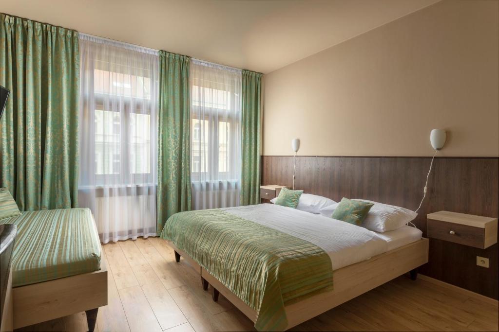 Postel nebo postele na pokoji v ubytování Hotel Superior Prague