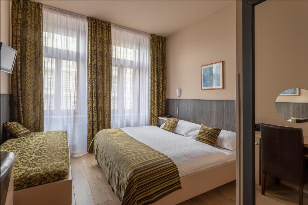 Postel nebo postele na pokoji v ubytování Hotel Superior Prague