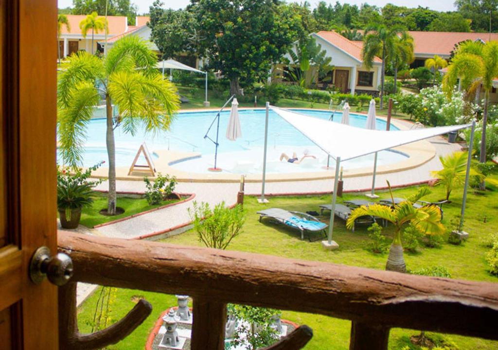 Bazén v ubytování Sunville Hotel and Restaurant nebo v jeho okolí