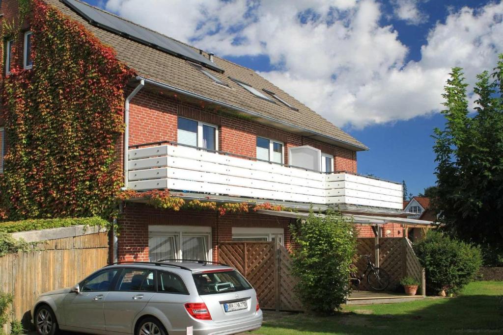 een auto geparkeerd voor een huis bij Gaestehaus-Achtern-Diek-Wohnung-10 in Süderhöft