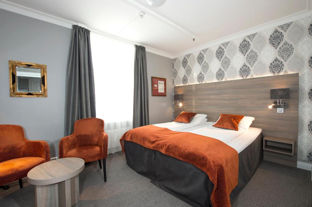 Postel nebo postele na pokoji v ubytování Dr. Holms Hotel