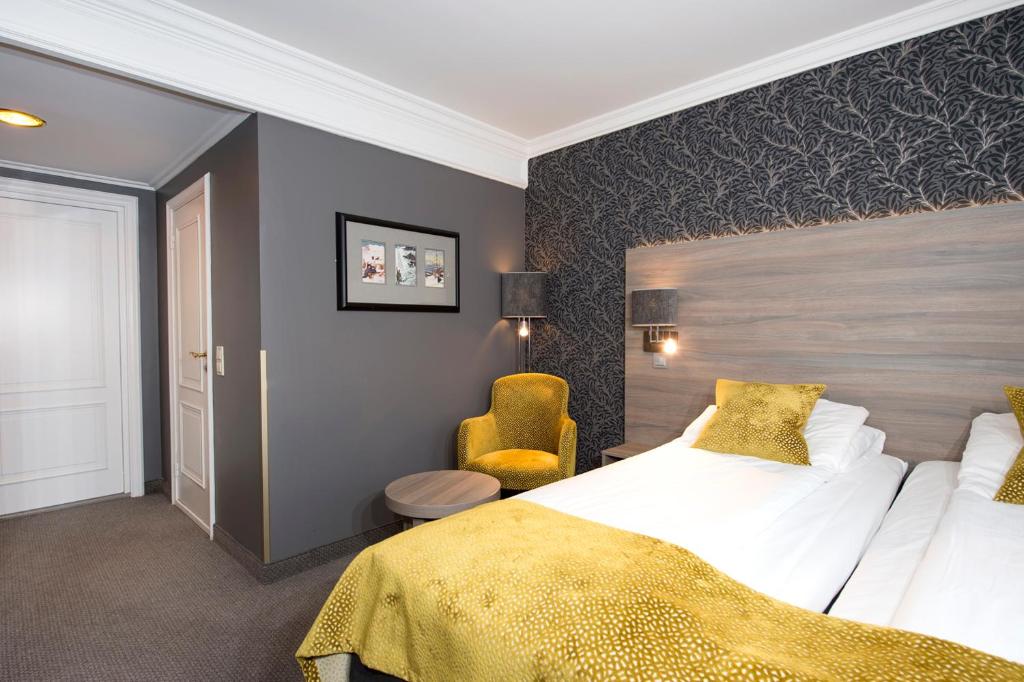 Postel nebo postele na pokoji v ubytování Dr. Holms Hotel