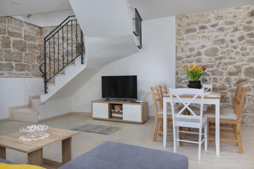 Televízia a/alebo spoločenská miestnosť v ubytovaní Villa Petit in Brela, private pool
