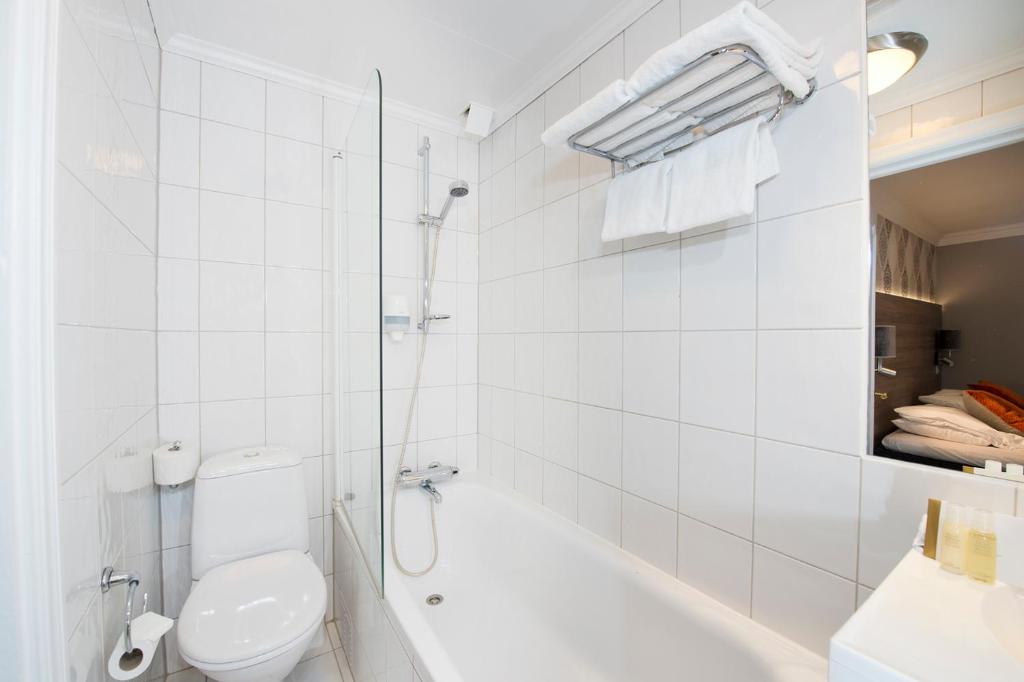Koupelna v ubytování Dr. Holms Hotel